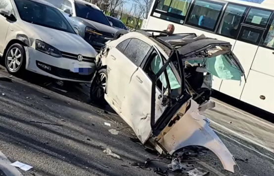 内蒙古一小车高速撞上路灯杆，车身解体断成两截！警方通报