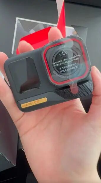 深圳女子在机场买相机发现logo是黄金，品牌方：黄金标是1g足金，全国限量99份