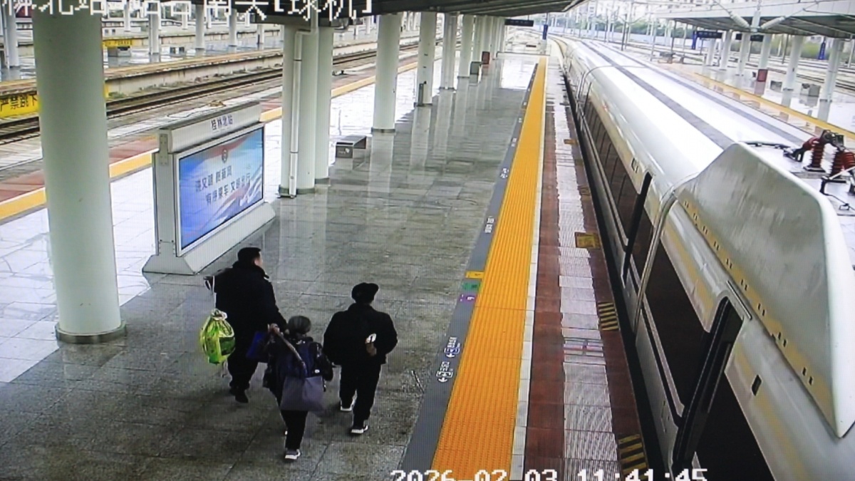 七旬老人首次坐高铁“找不着北”，幸遇细心客运员