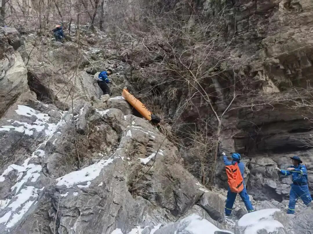 38岁二孩爸爸独自爬野山，坠落50米高断崖遇难！搜救队员叹息：家属声嘶力竭哭喊
