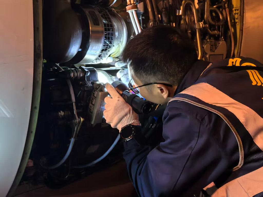 跟着“阿牛哥”维修班组给飞机“做体检”(图3)