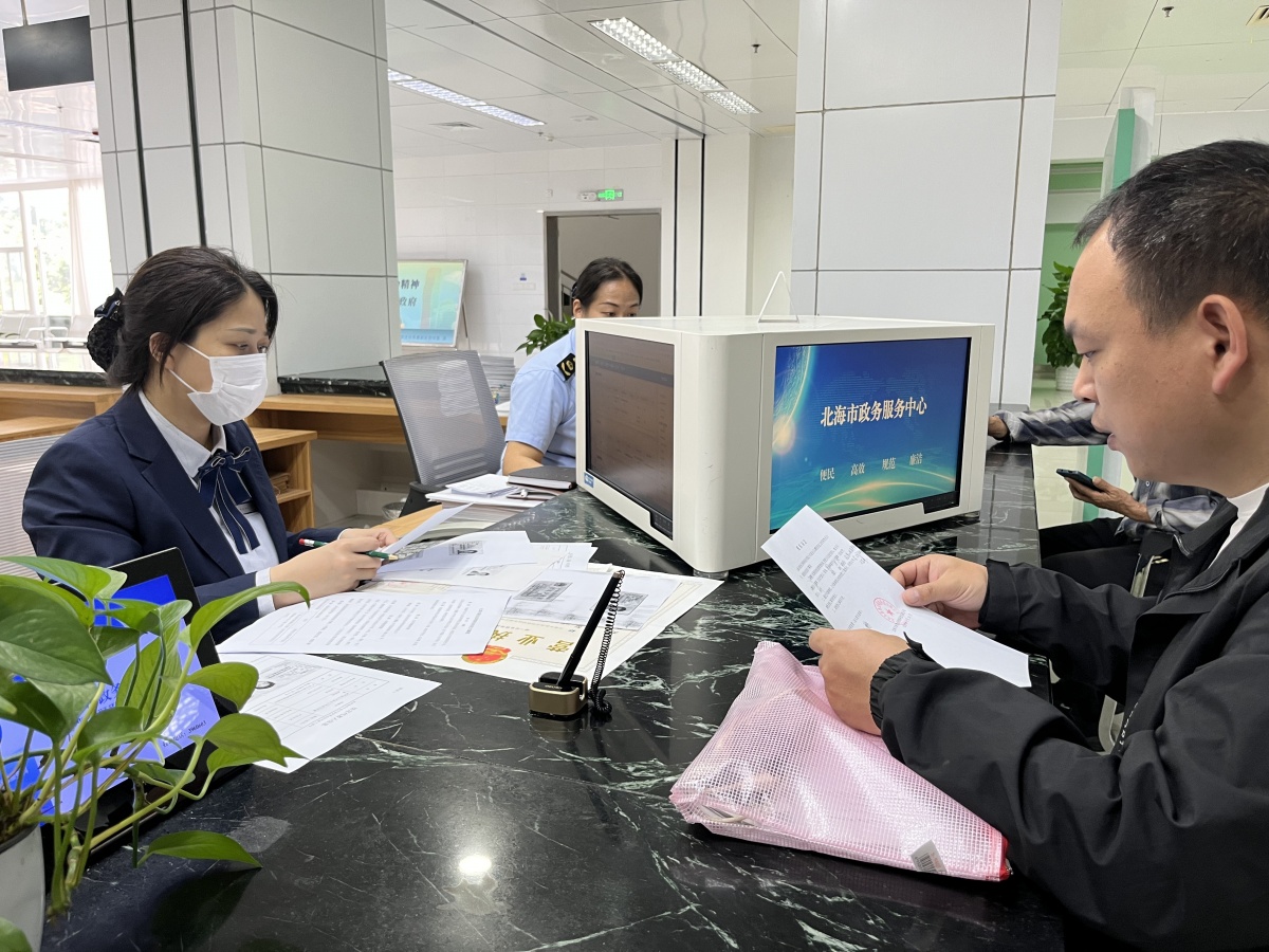 春节后开工首日，裹满烟火气的双向奔赴，让北海市政务服务大厅暖意涌动