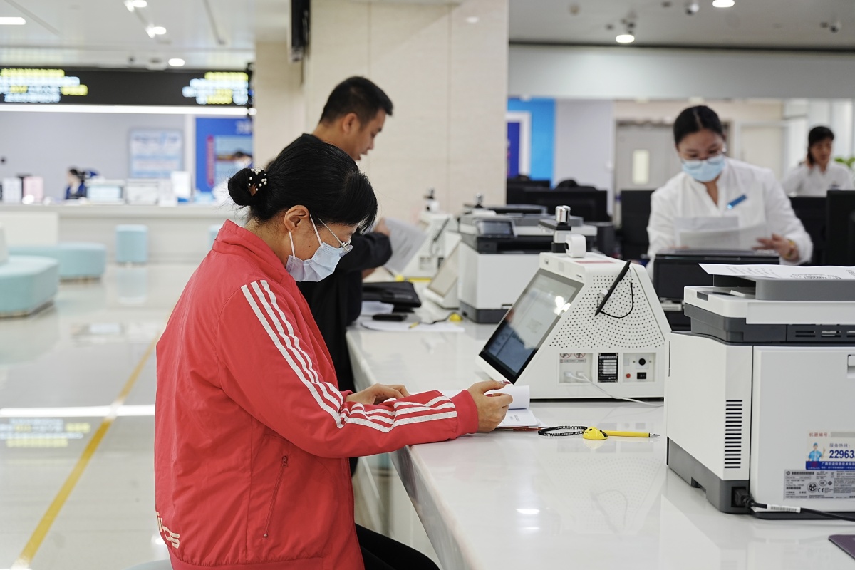 AI机器人导办、智能帮办……新春开工首日，市民点赞南宁市民中心智慧政务服务