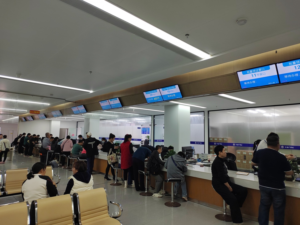 新春开工首日，新疆妹子在防城港市政务服务中心领到了“红本本”