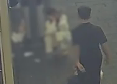 南宁街头，一男子突然对女子拳打脚踢！休假铁警3秒将其制服