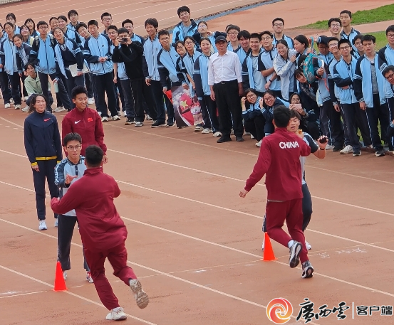 林雨薇、谢震业等田径名将走进南宁三九游体育中校园秒变“追星现场”(图3)