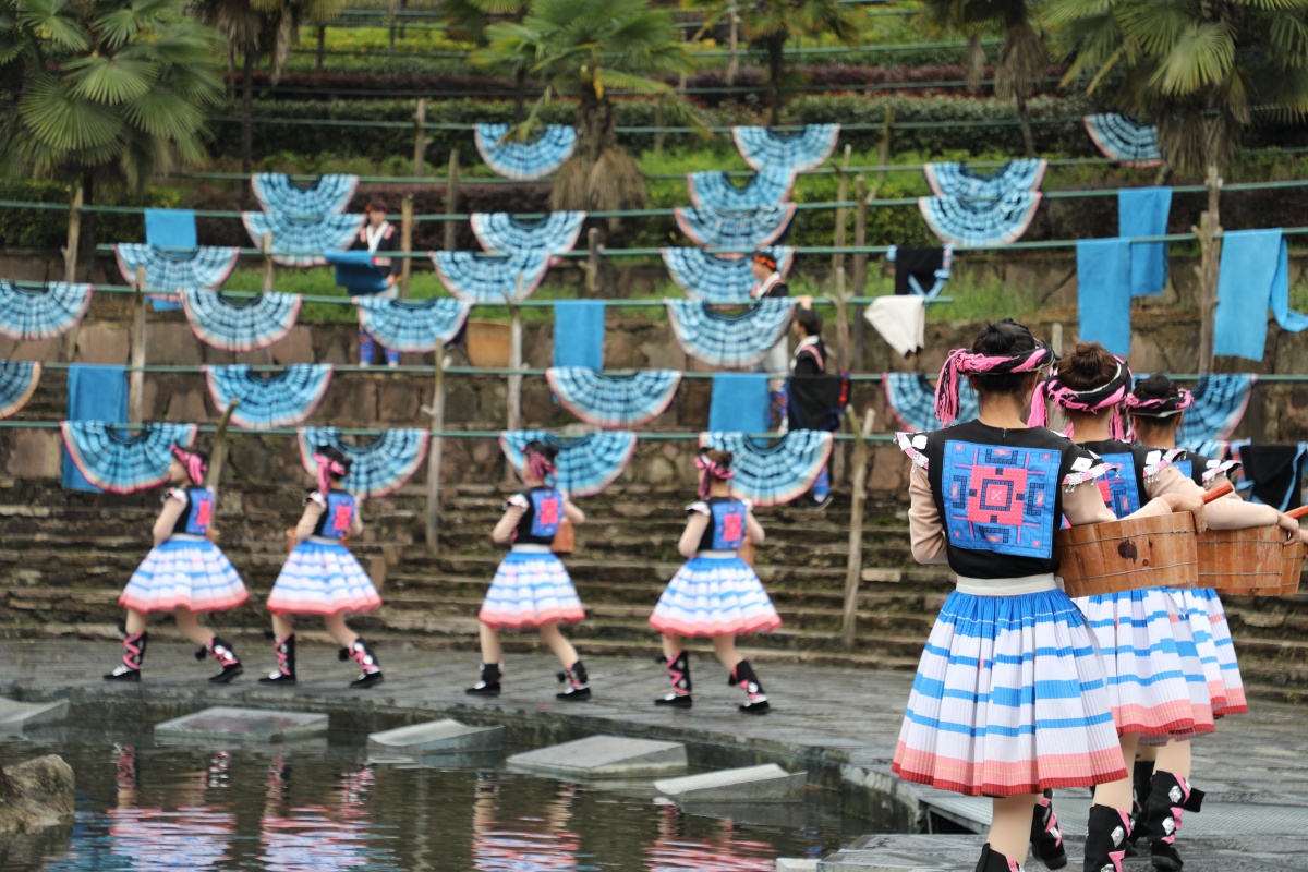 南丹：千年瑶韵绽芳华 瑶乡欢腾庆年街