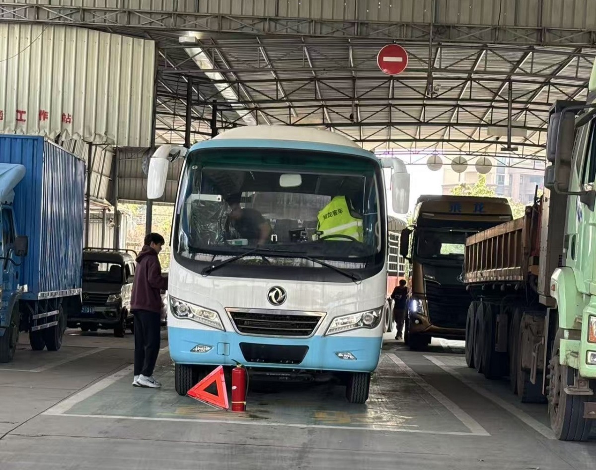 “搁置一年半的新车终于能上路了！”北流至大伦客运班线8辆新车完成上牌手续丨新闻追踪