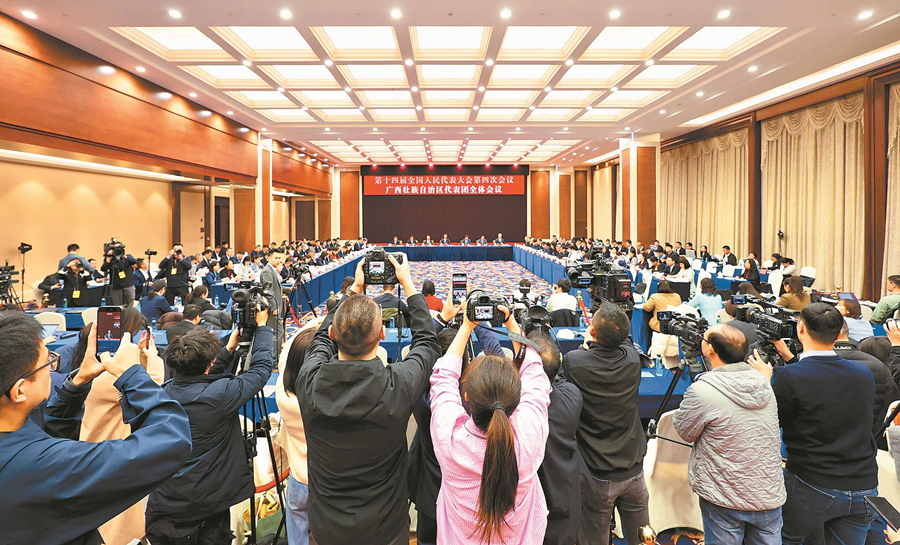 广西代表团审查“十五五”规划纲要草案并举行<br/>开放团组活动 陈刚主持 韦韬鹿心社出席