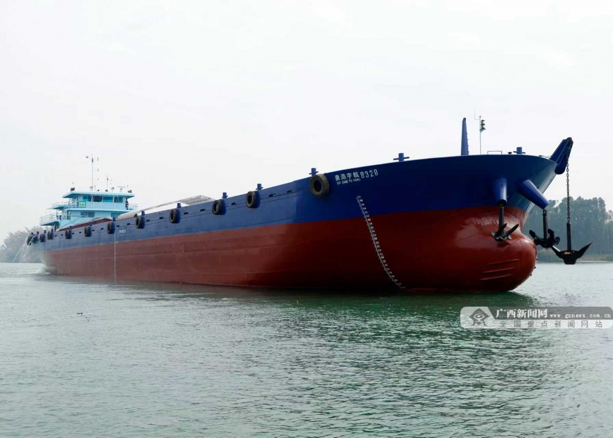 广西颁发首张可通行平陆运河的内河船舶营业运输证