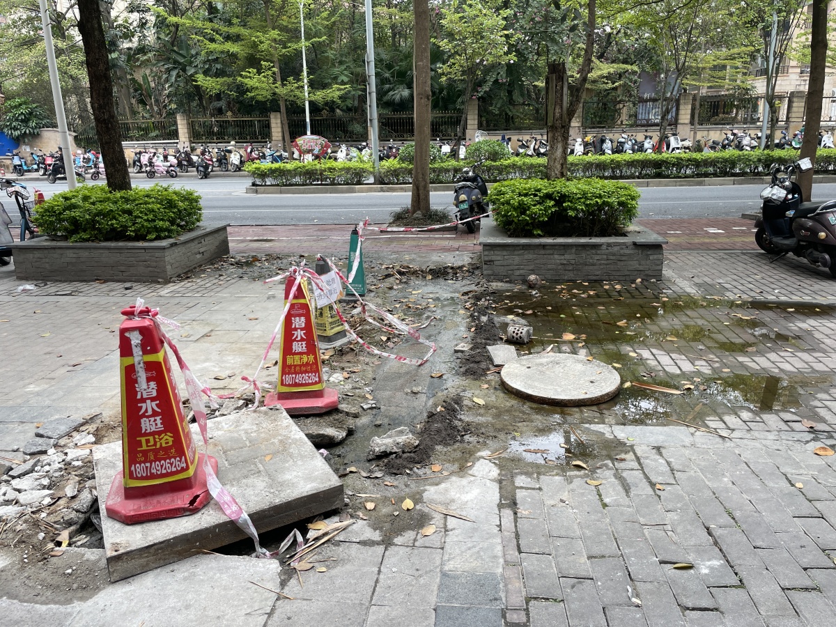 早报帮办丨污水外溢困扰市民出行，物管回应：正在等待业主投票申请小区公共维修基金
