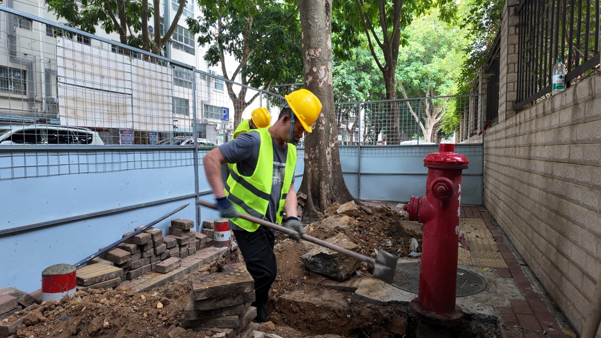 南宁人行道大“瘦身”！占道消防栓、多余路牌全挪窝或清理