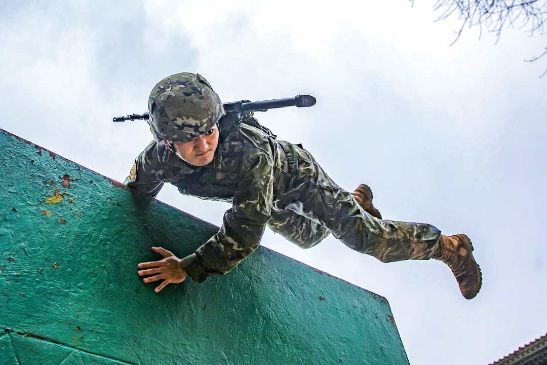 ���֣��侯�ٱ���չǿ��ѵ��