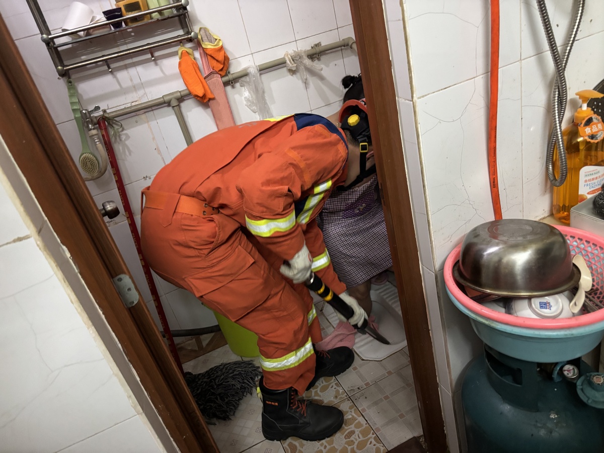 南宁一女子凌晨洗澡，右脚不慎卡进蹲便器！消防提醒