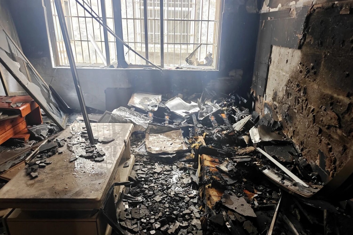 贵港一自建房突发火灾，母子3人被困！消防部门紧急救援