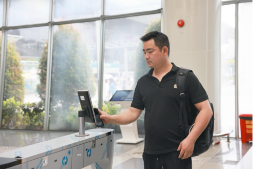 告别“找车迷宫”！多地交通枢纽携手高德，打通网约车接驳“最后100米”