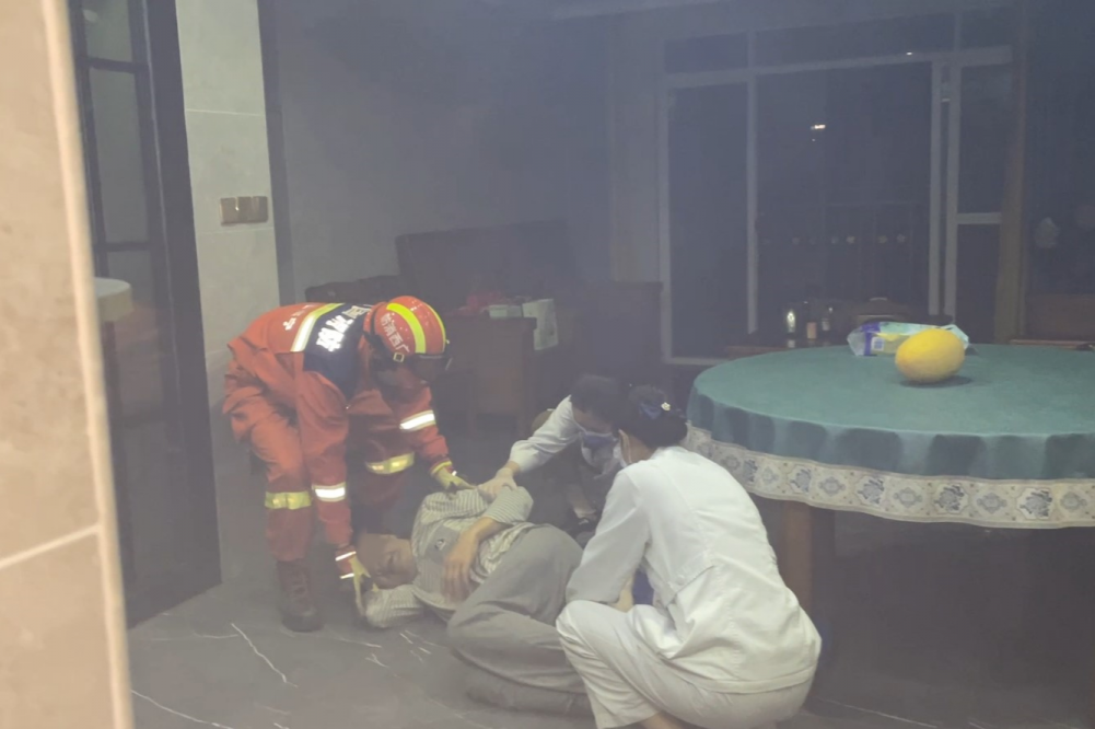 南宁一名七旬老人凌晨突发疾病倒在家中，多部门联动破门救援