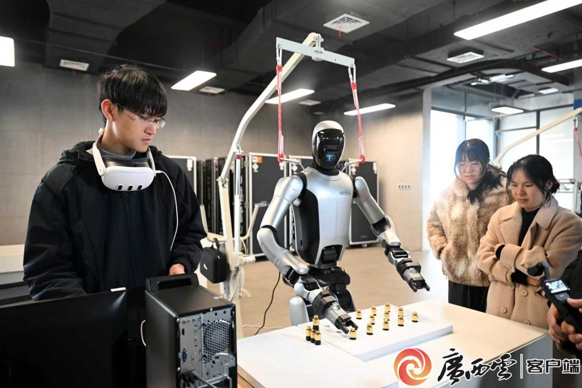 广西日报头版头条|柳州发出工业号令:“机器人列阵!”(图1)