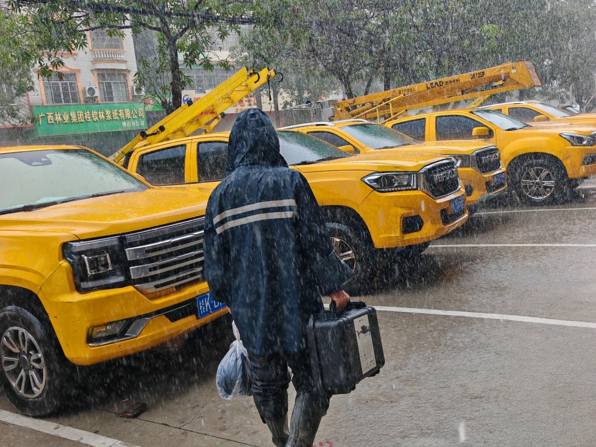 �����׳���Χǿ����������Ϯ������������˾ȫ��ӭս