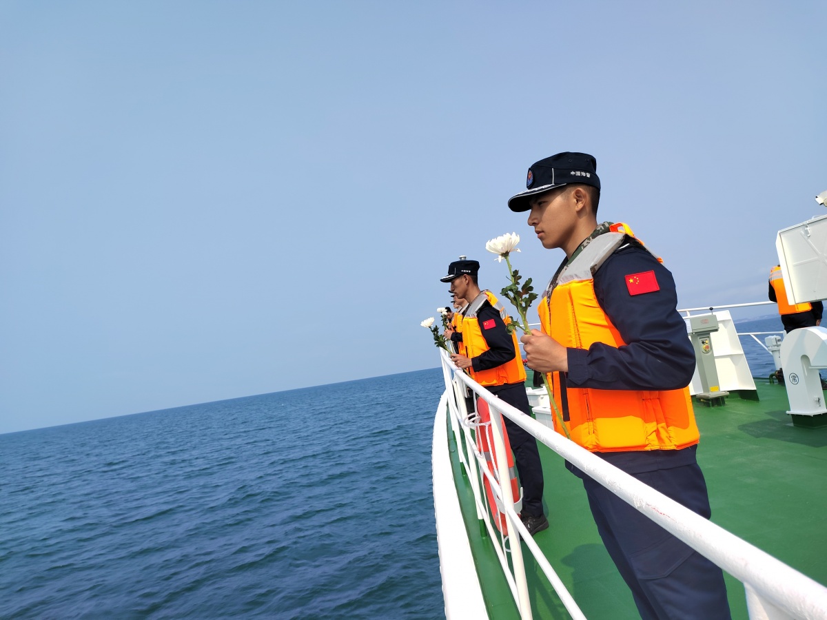 “放心吧，这片海有我们！”中国海警在防城港举行祭祀谯禾林烈士活动