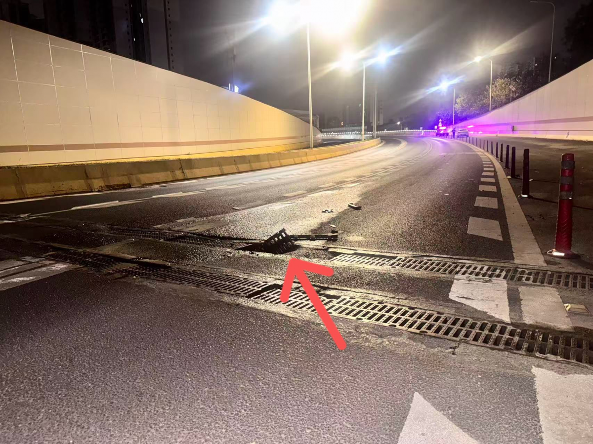 新能源汽车发生事故电池受损，司机疑为排水设施缺失所致 ，涉事管理方回应