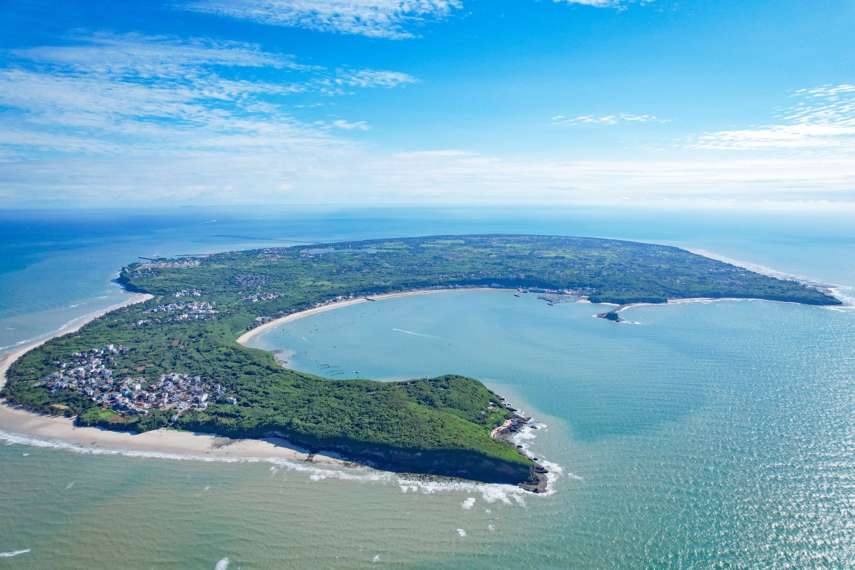 Blue sea and blue sky into the painting