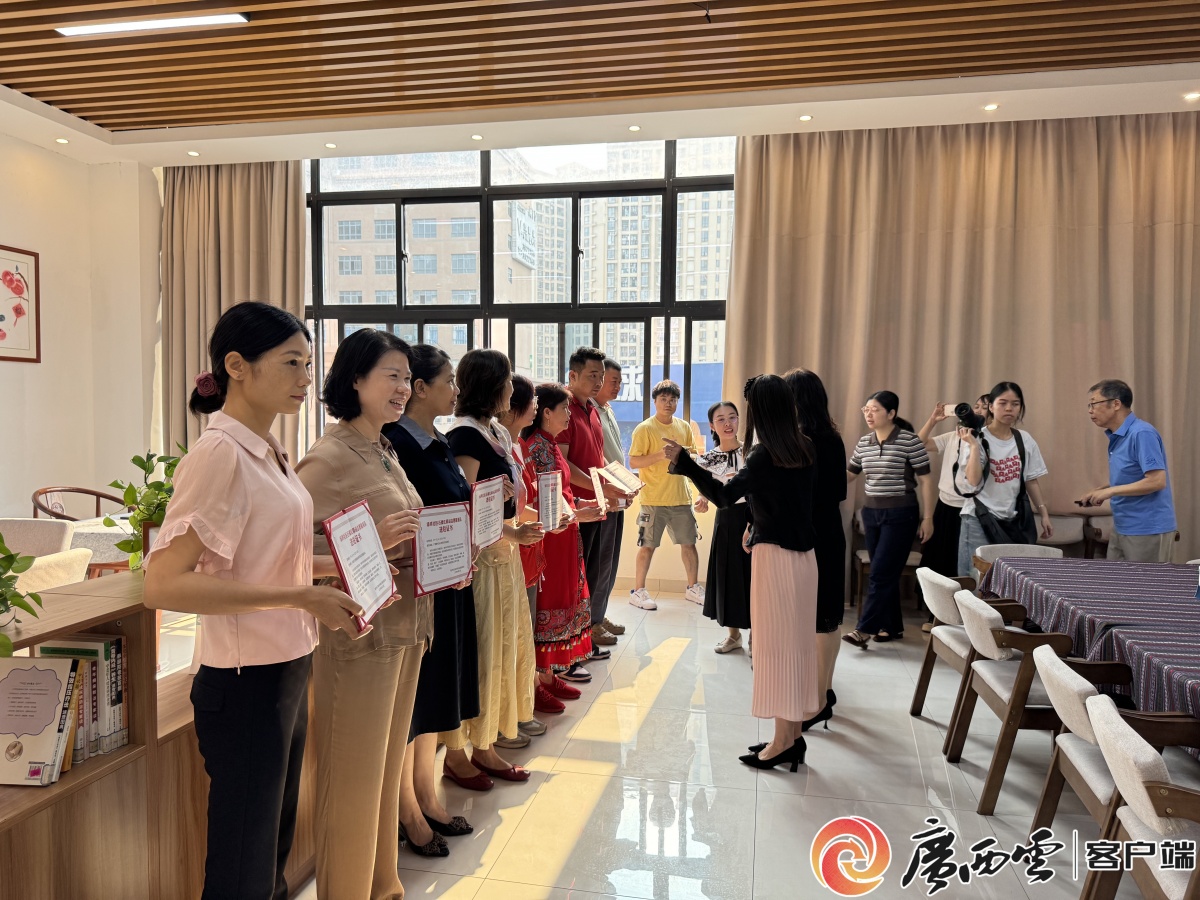Leyu体育：社区搭平台群众享服务｜南宁市首个石榴红驿站启用探索城市民族工作新路径(图2)