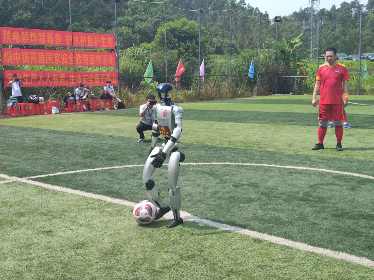 威廉希尔WilliamHill绿茵逐梦燃边关友谊同心绽芳华—2026年中国峒中镇—越南横模乡民间足球友谊赛激情开赛(图1)