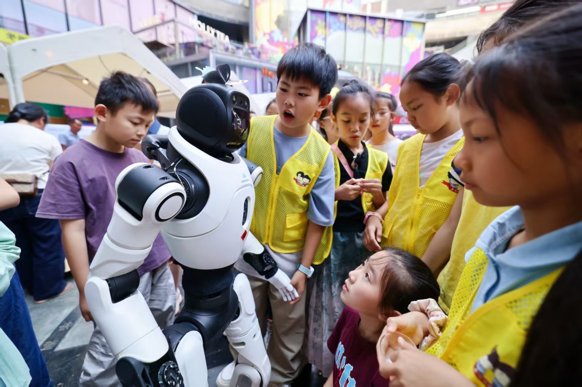 南国少年小记者打卡春尚大典，沉浸式体验科技与非遗的碰撞