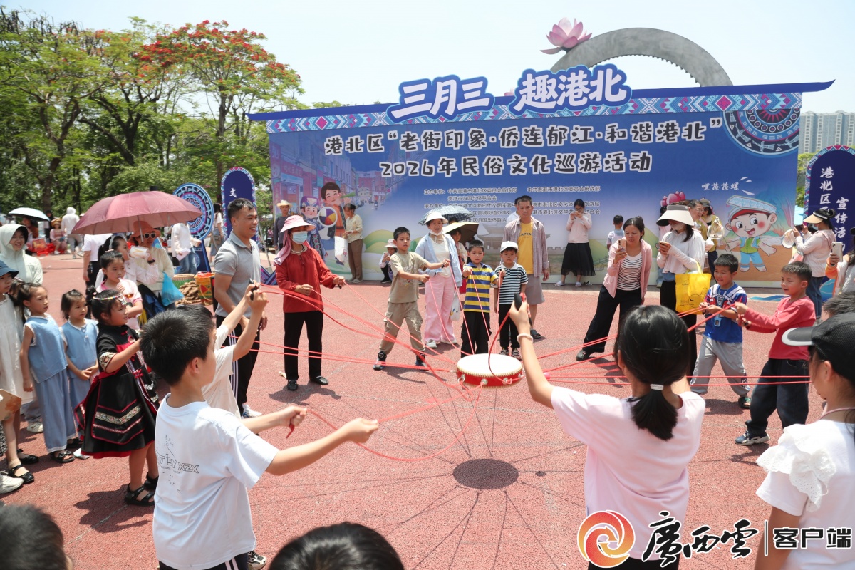 九游app：欢乐点燃老街！贵港港北区民俗文化巡游活动“火”出圈(图8)