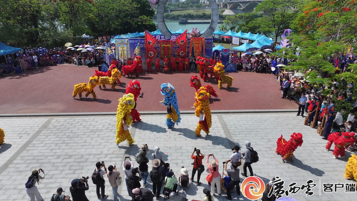 九游app：欢乐点燃老街！贵港港北区民俗文化巡游活动“火”出圈(图3)