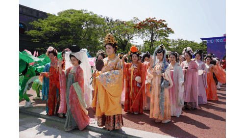 九游app：欢乐点燃老街！贵港港北区民俗文化巡游活动“火”出圈(图7)