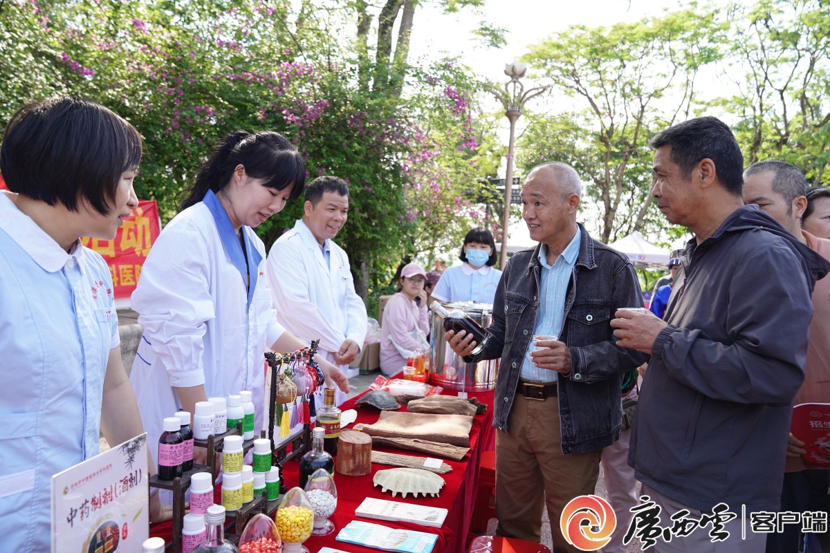 九游app：欢乐点燃老街！贵港港北区民俗文化巡游活动“火”出圈(图9)