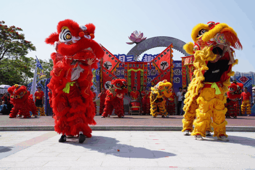 九游app：欢乐点燃老街！贵港港北区民俗文化巡游活动“火”出圈(图4)