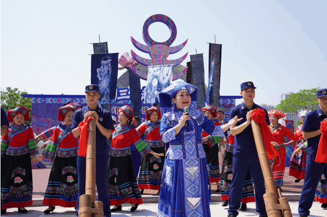 九游app：欢乐点燃老街！贵港港北区民俗文化巡游活动“火”出圈(图5)