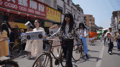 九游app：欢乐点燃老街！贵港港北区民俗文化巡游活动“火”出圈(图6)