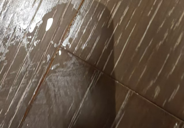 楼上洗澡楼下“水漫金山”！小区物管：污水管道被堵，正协调用户更换木地板