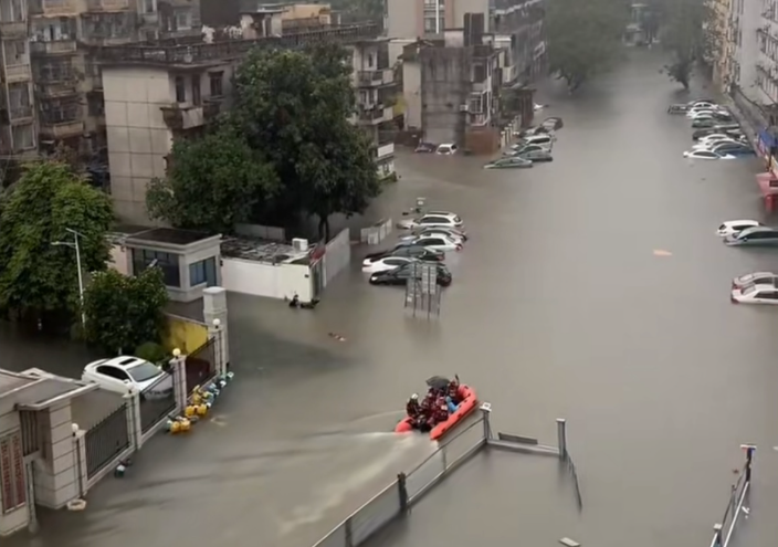 钦州遭遇特大暴雨，多处街道内涝！接下来，广西局地还将有大暴雨