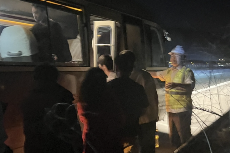 外省大巴车在泉南高速突发爆胎，致50人滞留！广西多方深夜联动暖心处置丨点赞广西