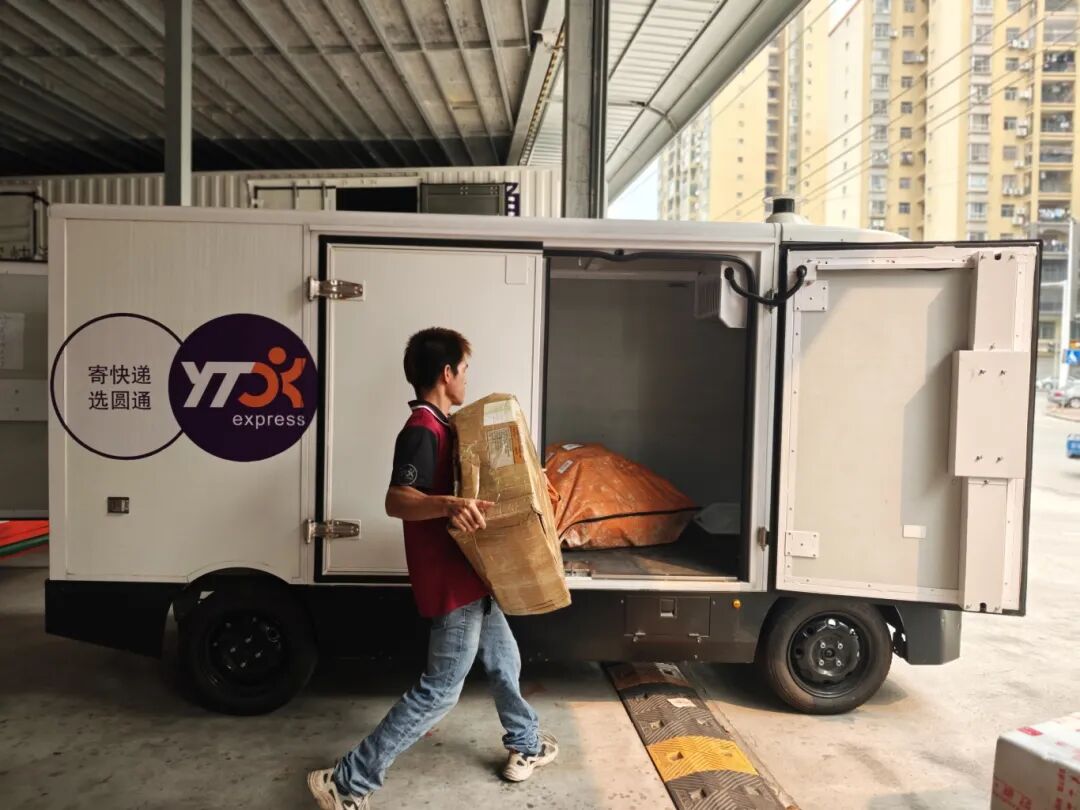 防城港市首批无人快递配送车投入试运营(图1)