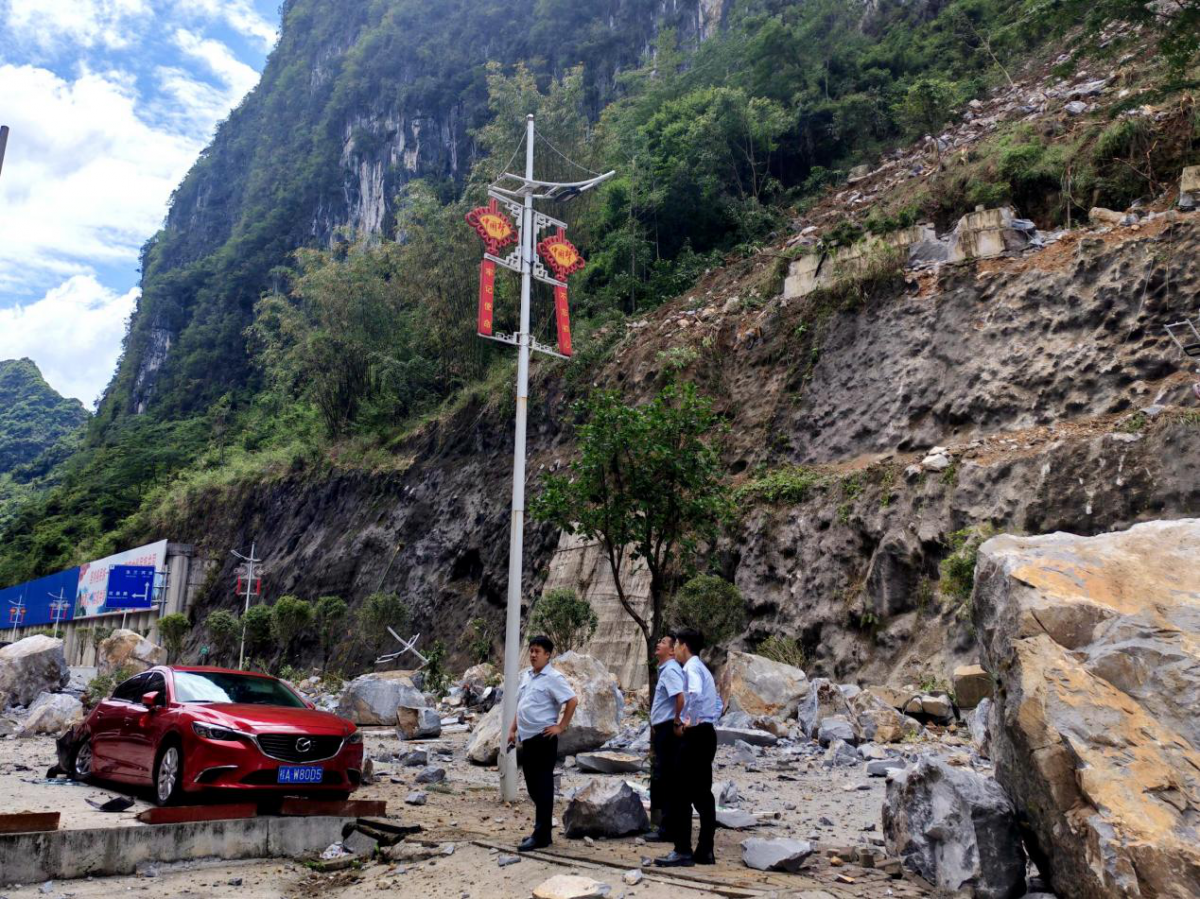 山体落石突袭凤山，人保财险迅速响应，绿色通道护航灾后理赔