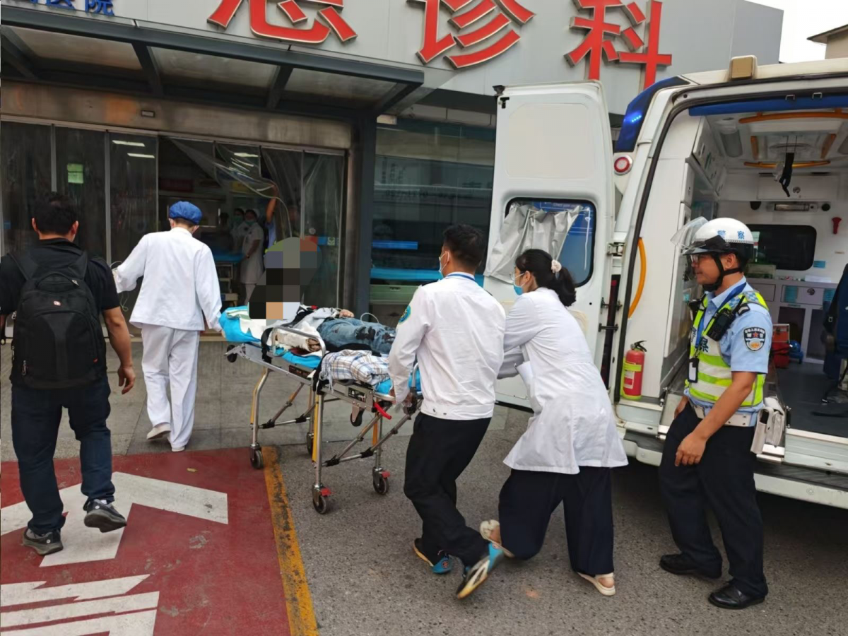中国男子在越南受伤无法手术，广西交警跨国接力护送