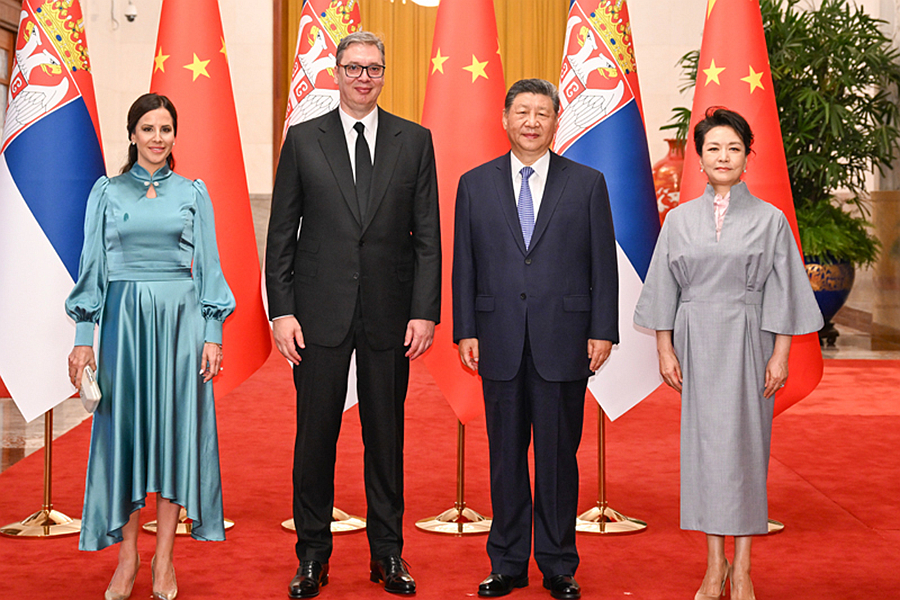 习近平同塞尔维亚总统武契奇会谈