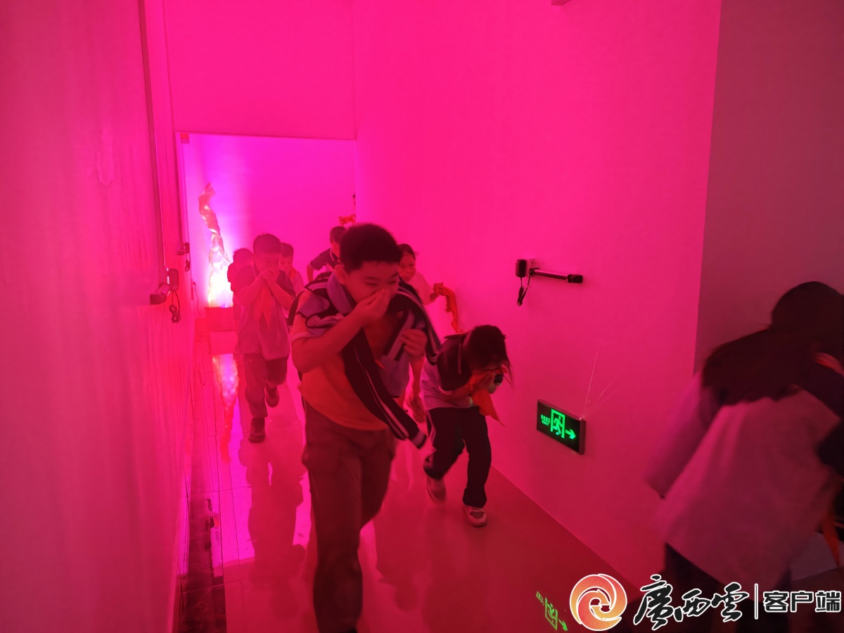少年走进田阳消防科普教育基地体验VR查火灾隐患(图2)