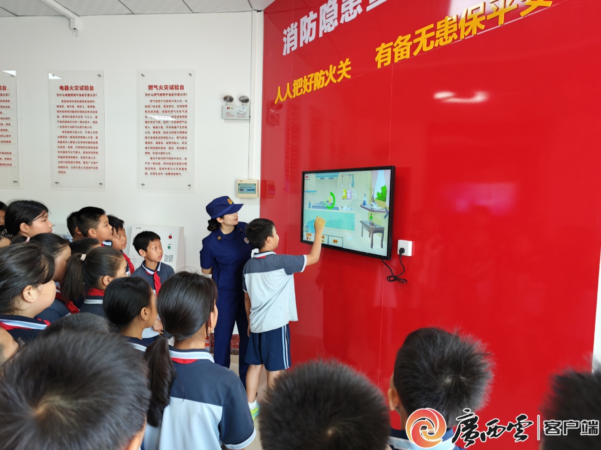 少年走进田阳消防科普教育基地体验VR查火灾隐患(图3)