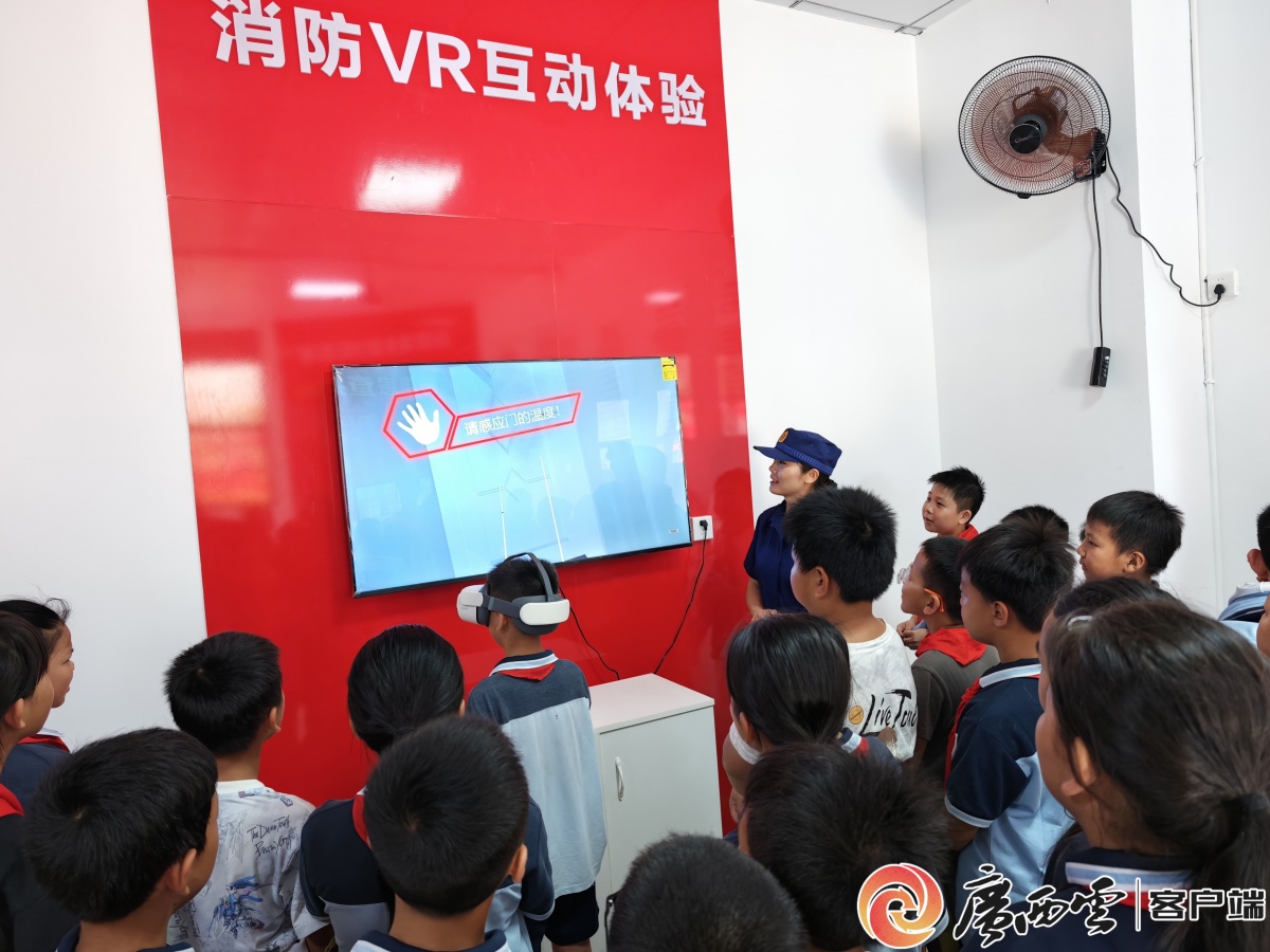 少年走进田阳消防科普教育基地体验VR查火灾隐患(图4)