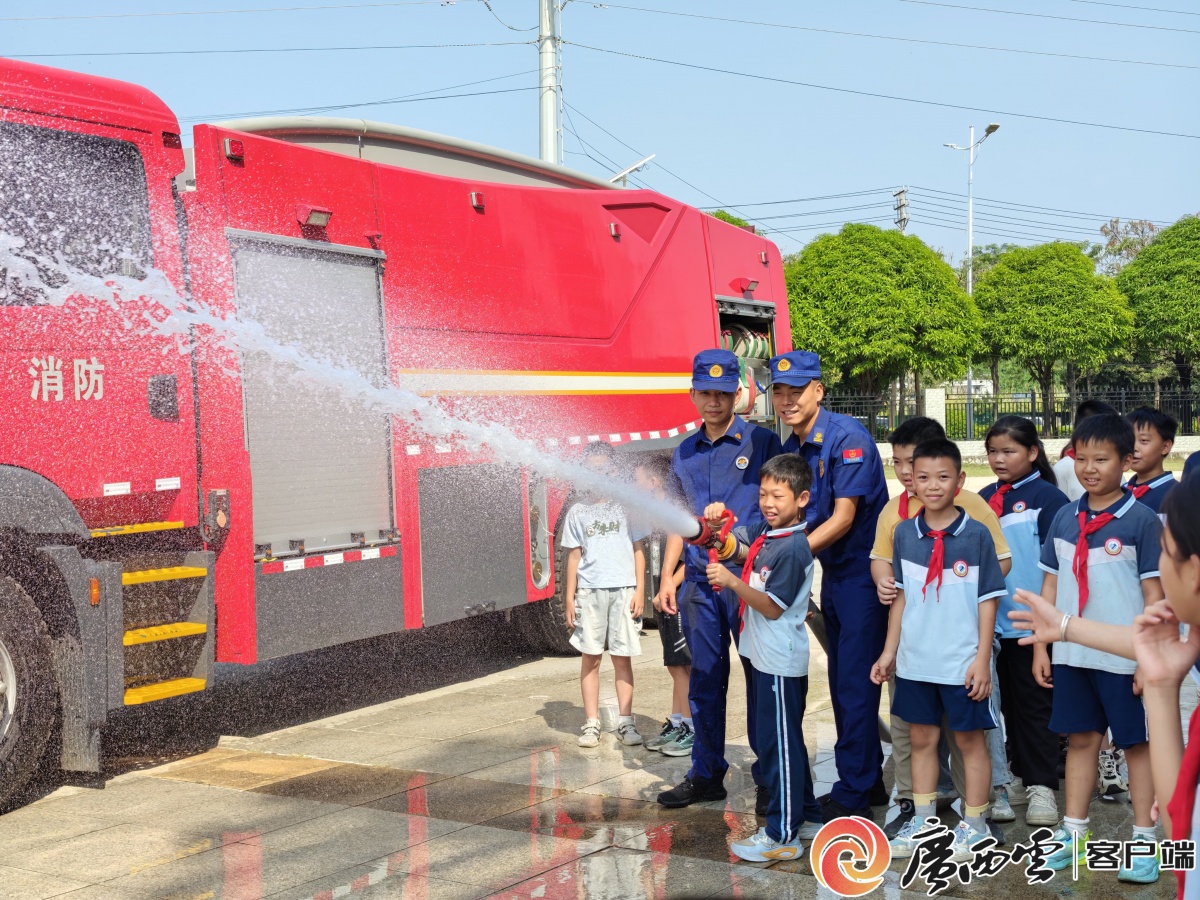 少年走进田阳消防科普教育基地体验VR查火灾隐患(图1)