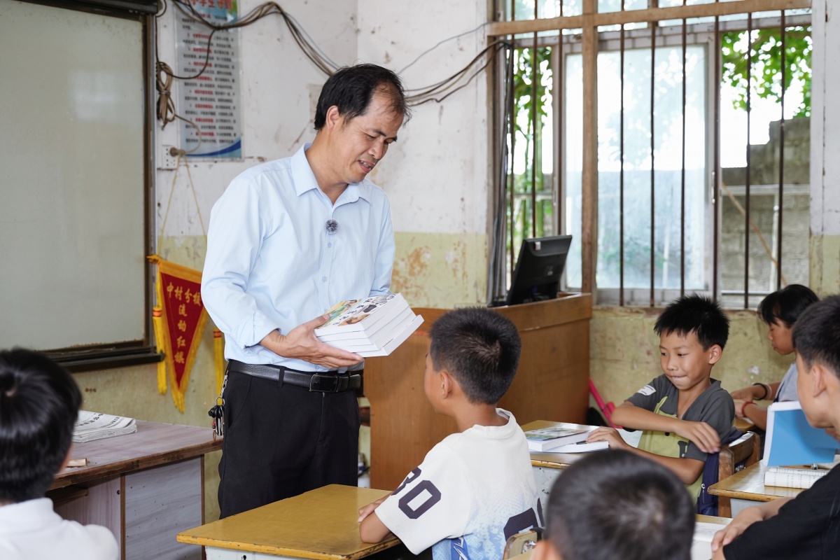 广西一乡村教师写下1000则寓言，自费印制超600本书送给学生！