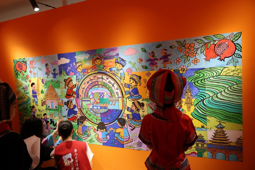 各族儿童共绘侗画 百幅童真作品亮相南宁