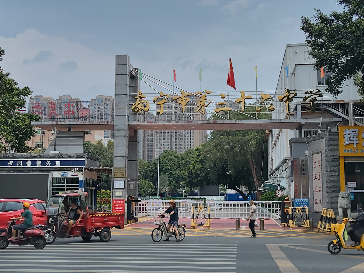 南宁交警发布高考出行提示：赶考路遇突发状况，可以拨打助考专线电话